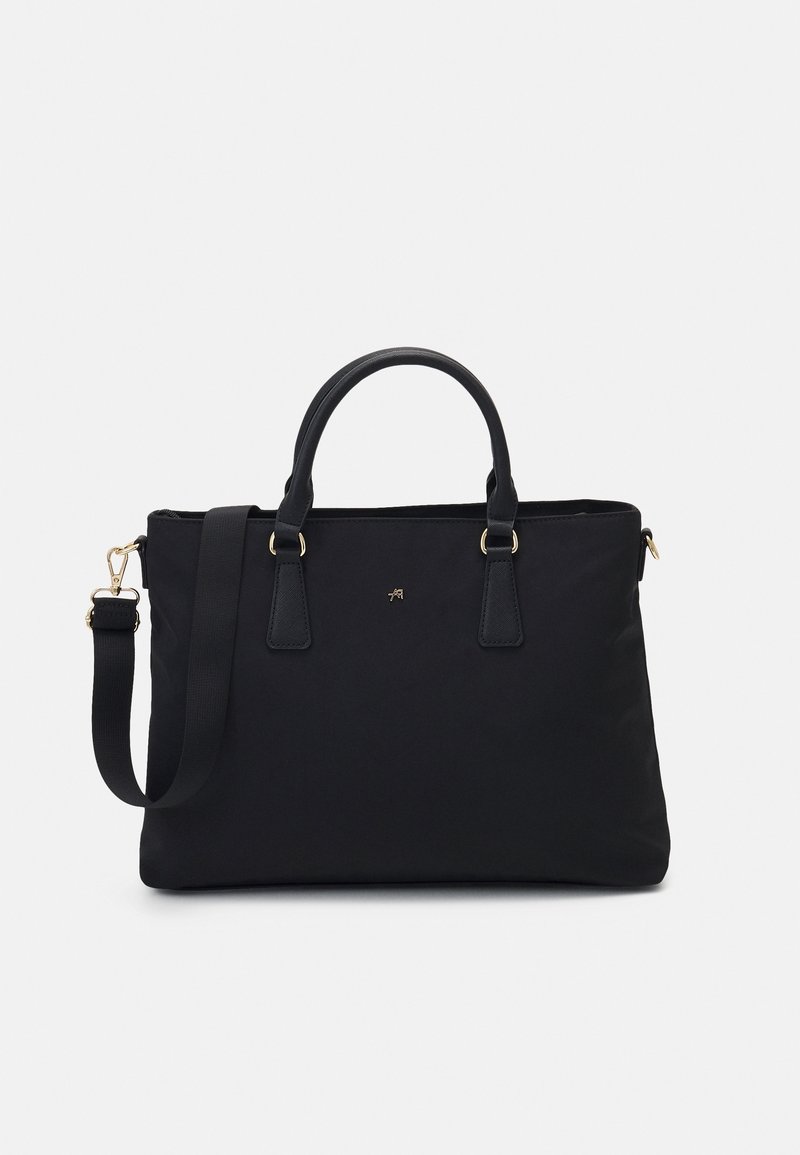 Sac fourre-tout rectangulaire noir avec deux anses supérieures, une bandoulière amovible et un petit logo doré au centre devant.