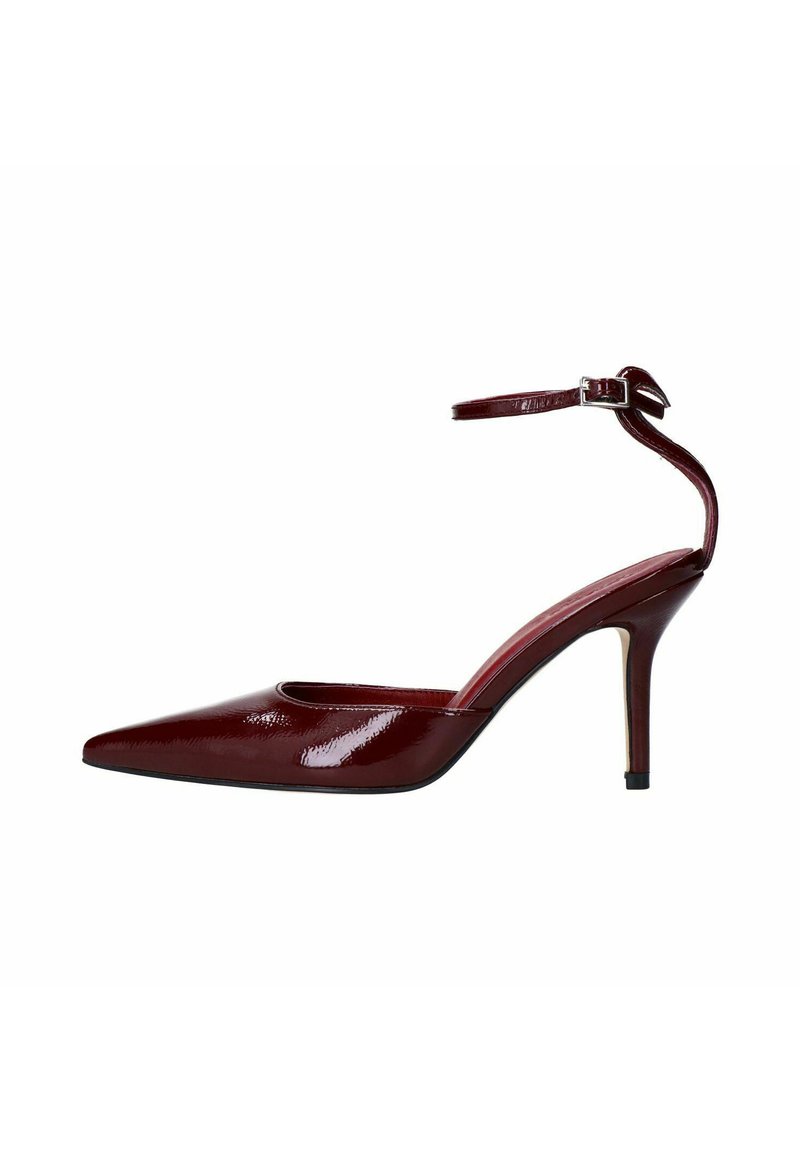 Escarpin bordeaux à talon haut avec un bout pointu, finition en vernis brillant, bride de cheville avec boucle et talon aiguille élancé.