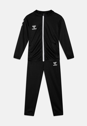 Zwarte trainingspak van soepel materiaal. Het jack heeft een rits aan de voorkant, een capuchon en een logo op de borst. Bijpassende broek met elastische boorden en logo-detail.