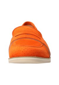 Chaussure en daim orange avec un design épuré, un bout rond et deux rayures décoratives sur le devant. Elle dispose d'une semelle légère et flexible.