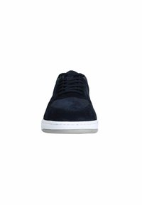 Sneaker in camoscio blu navy con suola in gomma bianca, dotato di lacci rotondi e texture liscia. Design minimalista con dettagli sobrii.