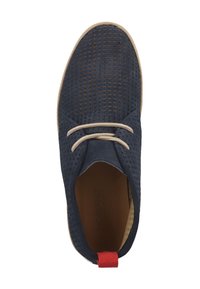 Scarpa in pelle perforata blu navy con lacci beige e linguetta rossa sul tallone. Punta arrotondata e design a profilo basso. Fodera interna liscia.