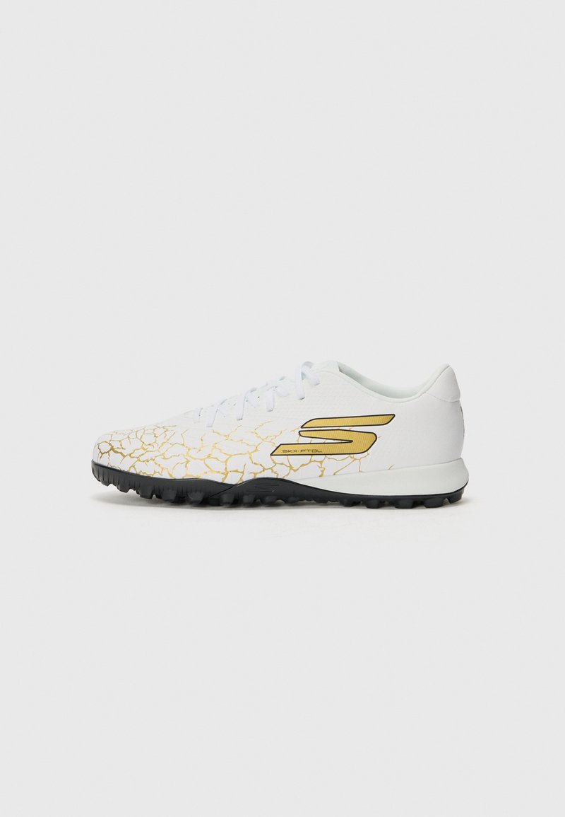 Chaussure de sport blanche avec un motif jaune texturé et craqué. Dotée d'une semelle extérieure noire et d'un logo doré bien en vue sur le côté. Design à lacets.