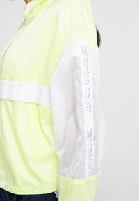 Tommy Hilfiger Vindjacka - yellow