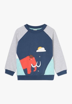 De sweatshirt heeft een marineblauw lichaam, grijze mouwen, een getextureerde rode mammoetgrafiek en lichtblauwe accenten, met ribbelmanchetten en een ribbelhals.