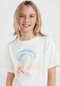 Vit bomulls t-shirt med en färgglad grafisk design med vågor och en surfare, text som lyder "O'Neill SANTA CRUZ CALIFORNIA U.S.A."