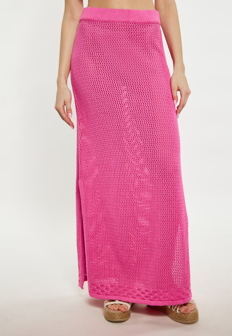 Rosa stickad maxikjol med en texturerad, öppen vävdesign, med en slits på sidan och en bred midjeband. Matchad med plattform espadriller.