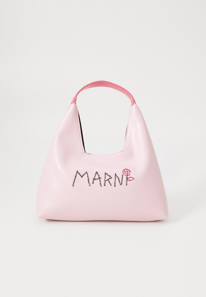Rosa lærveske med en buet form og en kort håndtak. Har en svart og rød brodert "MARNI" logo på fronten.