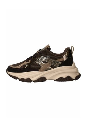 Chunky sneaker in bruin en beige met gemengde materialen, waaronder mesh, suède en slangmotief accenten, en een dikke vormgegeven zool.