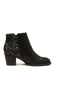 Botas de tobillo de cuero negro con un diseño de serpiente texturizado en negro y gris en la parte posterior, una cremallera lateral y un tacón moderadamente ancho.
