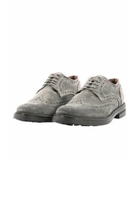 Scarpe oxford in suede grigio con decorazioni brogue, suola nera piatta e chiusura con lacci classica. Texture liscia con leggera lucentezza.