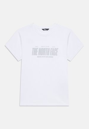 T-shirt de algodão branco com uma estampa gráfica cinza de "THE NORTH FACE" e "NEVER STOP EXPLORING" centrada no peito. Mangas curtas.