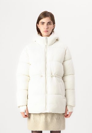 Vit puffjacka med huva, med dragkedja framtill, knutdetaljer i midjan och ribbade cuffs. Mjuk, vadderad textur.