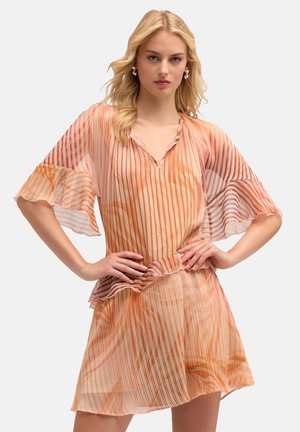 Vestido transparente a rayas en tonos de naranja y melocotón, con mangas y dobladillo con volantes. Escote en V y ajuste ligeramente holgado.