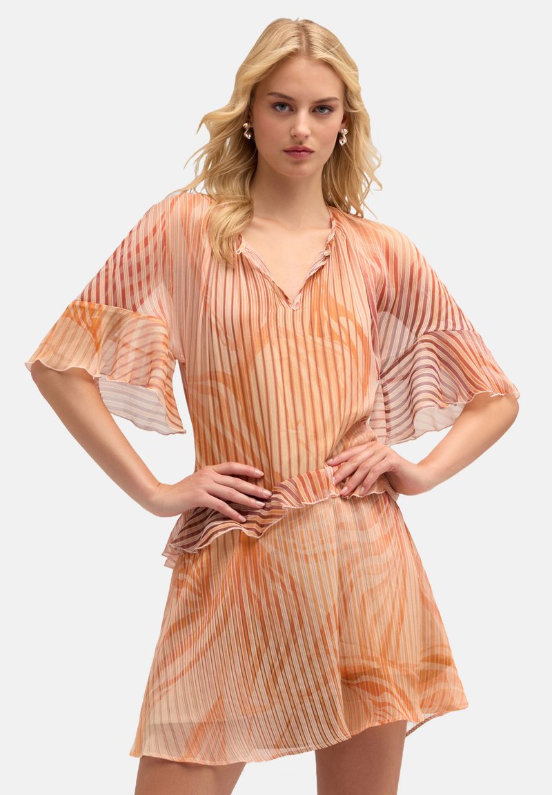 Rochie transparentă, cu dungi în nuanțe de portocalie și piersică, cu mâneci și tiv ondulate. Decupaj în formă de V și o croială ușor largă.