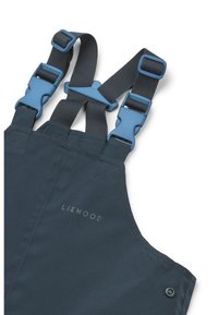 Σκούρα μπλε ολόσωμη φόρμα με ομαλή υφή, διαθέτει ρυθμιζόμενους ιμάντες και μπλε πλαστικές αγκράφες. Λογότυπο "LIEWOOD" σε ανοιχτό γκρι στο μπροστινό μέρος.