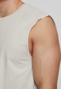 Urban Classics OPEN EDGE SLEEVELESS - Débardeur - cloud