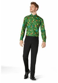 Zaļš garām piedurknēm krekls ar svinīgu rakstu ar kokiem, rotājumiem un putniem. Saskaņots ar melniem biksēm un melniem tautas apaviem.