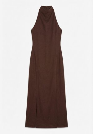 Tamnocrvena haljina bez rukava s visokim ovratnikom i suknjom do gležnjeva, s diskretnim prednjim prorezima i pripijenim krojem.