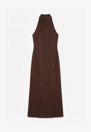 Tamnocrvena haljina bez rukava s visokim ovratnikom i suknjom do gležnjeva, s diskretnim prednjim prorezima i pripijenim krojem.