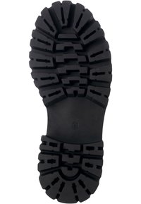 Semelle de chaussure en caoutchouc noir présentant un motif de semelle robuste avec de profonds canyons et des découpes pour une traction et une durabilité accrues. Indicateur de taille visible.