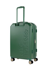 Maleta rígida verde con texto en relieve "NYC EST.1989", asa retráctil, cuatro ruedas multidireccionales y acabado brillante.