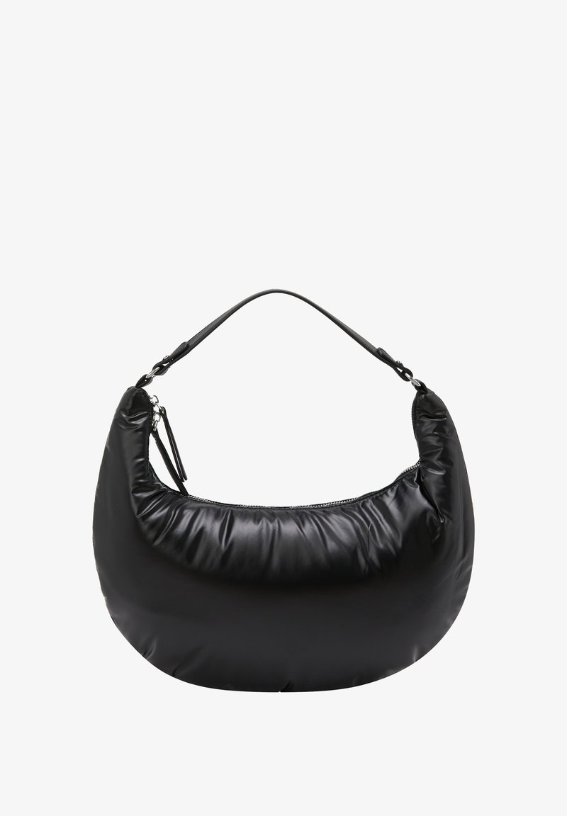 Sort pufset skuldertaske med en rund form, der har en tynd læderrem og en lynlåsåbning. Glat, blankt materiale med en subtil tekstur.