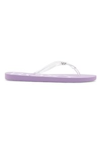 Violetti flip-flop, jossa on teksturoitu pohja, läpinäkyvät hihnat ja kohokuvioitu logo. Kevyt muotoilu rentoon käyttöön.
