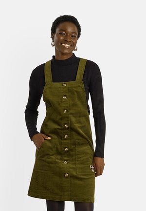 Robe en velours côtelé vert olive avec bretelles ajustables, boutons sur le devant et poches latérales ; ornée d'un détail brodé en forme de cœur.