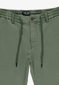 Relaxed-fit groene broek met een elastische tailleband, koordsluiting en een enkele knoop. Zacht materiaal; geen zichtbare zakken.