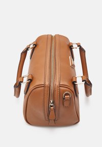 Brązowa torebka skórzana z teksturą, z złotym zamkiem i okuciami, z podwójnymi uchwytami i ustrukturyzowanym cylindrycznym kształtem.