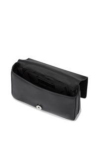 Svart skinnkopp med klaff og trykknappslås. Innvendig er den foret med stoff, har en jevn tekstur og minimalistic design.