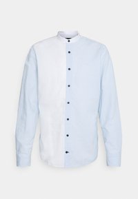 Camicetta a maniche lunghe azzurro chiaro e bianco, con un design in tessuti misti ed un motivo a righe, colletto alto e bottoni neri.