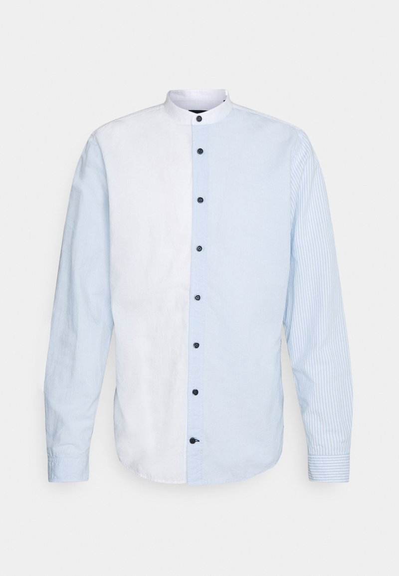 Camicetta a maniche lunghe azzurro chiaro e bianco, con un design in tessuti misti ed un motivo a righe, colletto alto e bottoni neri.