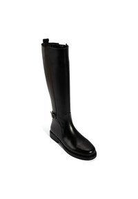 Schwarze Lederstiefel bis zum Knie mit glatter Oberfläche, Schnallendetail an der Seite und flacher Sohle. Klassisches Design mit minimalen Akzenten.