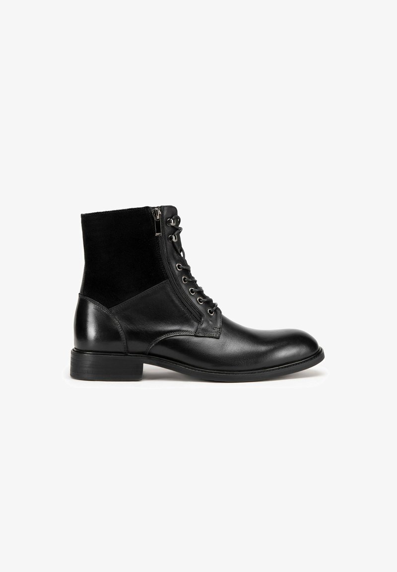 Stivaletti neri in pelle con finitura liscia, con lacci frontalmente, cerniera laterale e un pannello in tessuto testurizzato sopra il tallone. Tacco basso a blocco.