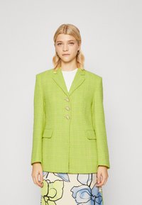Groene tweed blazer met een gestructureerd ontwerp, twee voorzakken en een sluiting met vier knopen. Geweven stof met een licht glanzende afwerking.