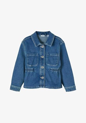 Jeansowa kurtka w ciemnoniebieskim kolorze z wykładanym kołnierzykiem, zapinana na guziki z przodu, posiadająca dwie kieszenie na piersi oraz marszczenia w pasie.