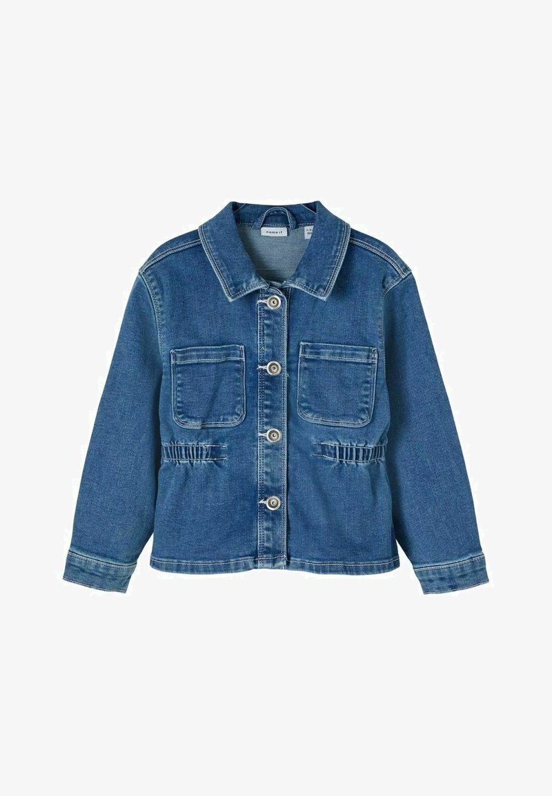 Veste en jean bleu foncé avec un col, fermeture à boutons à l'avant, deux poches poitrine et des accents froncés à la taille.
