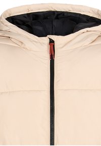 Giacca imbottita beige con fodera interna nera, colletto alto e zip centrale con accento rosso. Tessuto liscio e design leggero.