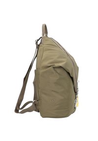 Sac à dos en tissu khaki au design épuré, doté d'une fermeture éclair, d'une sangle réglable et d'une poche extérieure. Détails de logo en accent.