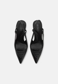 Musthave mustad, millel on sile nahkviimistlus ja DKNY logo, mis on reljeefne tallas. Reguleeritav rihm kandjal.