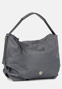 Borsa a tracolla in pelle grigia con superficie texture, forma curva, tracolla singola, dettaglio con zip dorata e un piccolo logo in accentuazione alla base.