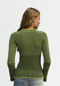 Enganliegender langärmeliger Pullover in dunklem Grün mit limettenfarbenen Streifen. Verfügt über eine gerippte Textur, einen runden Ausschnitt und enganliegende Bündchen.