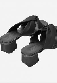 Zwarte hakken sandalen van zacht stof met een knoopontwerp, voorzien van een dikke blokhak en een gestructureerde binnenzool.