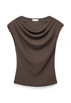 Hnedý top bez rukávov s textúrou, s prekladaným krčným výstrihom a priliehavým pásom na bielom pozadí.
