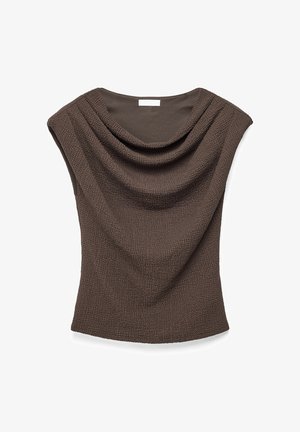 Hnedý top bez rukávov s textúrou, s prekladaným krčným výstrihom a priliehavým pásom na bielom pozadí.
