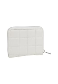 Portafoglio bianco trapuntato in materiale sintetico, con chiusura a zip e hardware in argento. Le dimensioni sono compatte e rettangolari.