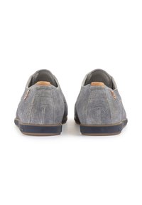 Scarpe in suede grigio con una finitura texture, suola in gomma e dettagli in cuoio testa di moro sul retro, dotate di una struttura slip-on e colletto imbottito.