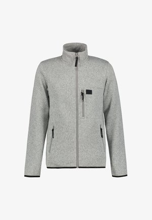 Chaqueta de forro polar gris con cremallera de longitud completa, cuello alto, dos bolsillos laterales con cremalleras y un bolsillo en el pecho que presenta una etiqueta negra.